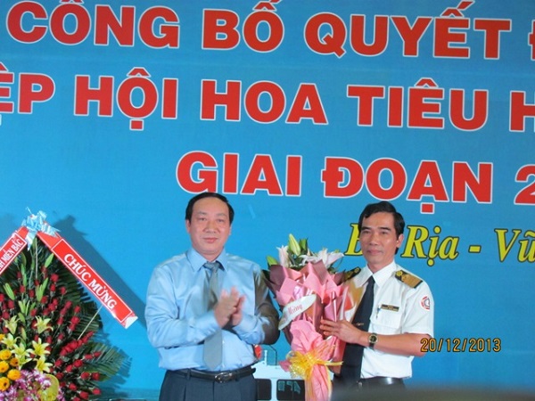 Thứ trưởng Nguyễn Hồng Trường tặng hoa chúc mừng Hiệp hội