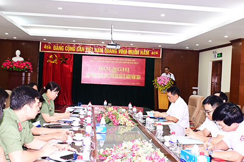 Ông Trần Minh Tuấn - Phó giám đốc Công ty trình bày Báo cáo tổng kết công tác xây dựng phong trào toàn dân bảo vệ An ninh tổ quốc năm 2023, quý I năm 2024 và phương hướng, nhiệm vụ trong thời gian tới