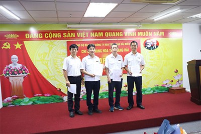 CHI BỘ PHÒNG HOA TIÊU HÀNG HẢI TRANG TRỌNG TỔ CHỨC LỄ KẾT NẠP 03 ĐẢNG VIÊN MỚI