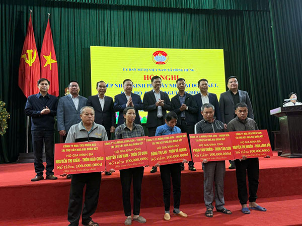 Công ty Hoa tiêu hàng hải miền Bắc ủng hộ kinh phí giúp các gia đình khó khăn